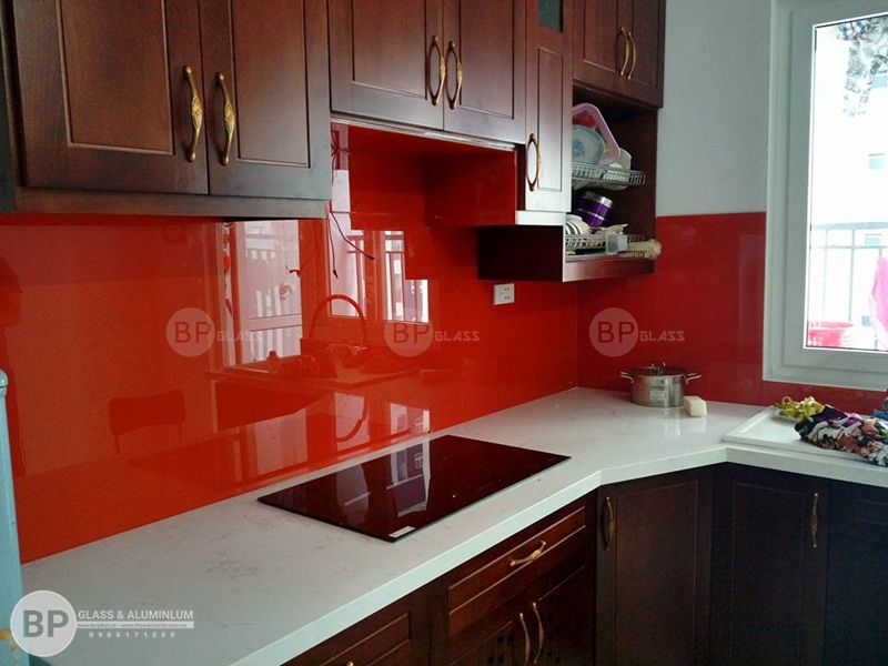 Kính bếp màu đỏ căn 10.06 HH01C tại KĐT Thanh Hà